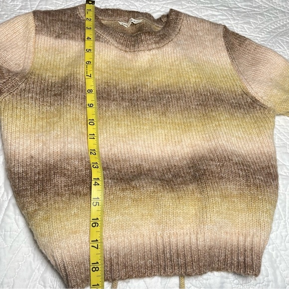 Et Clet Crop Sweater Peekaboo Back S
Fall Cozy Date - Picture 8 of 13